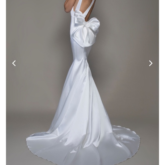 Striking Pnina Tornai Bridal Gown - Picture 1 of 5
